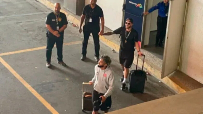 De longe, jogadores do Flamengo observaram a festa da torcida