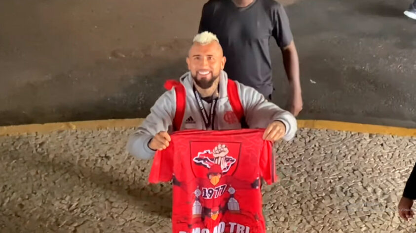 Vidal posou com camisa de torcida do Falemngo. 