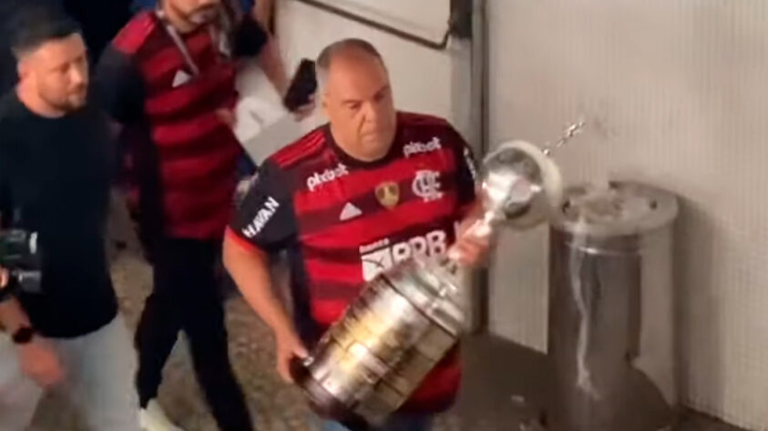 Marcos Braz com o troféu da Libertadores.