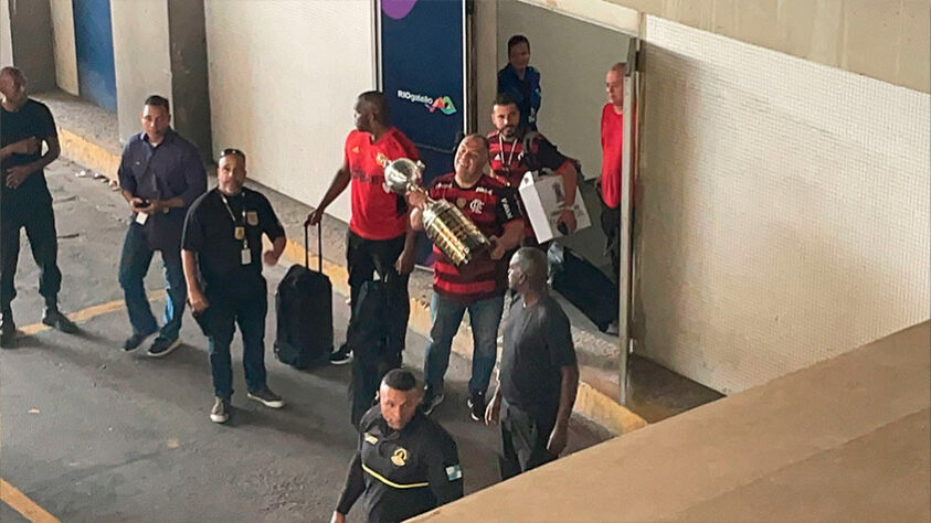 A taça da Libertadores sendo carregada por Marcos Braz.