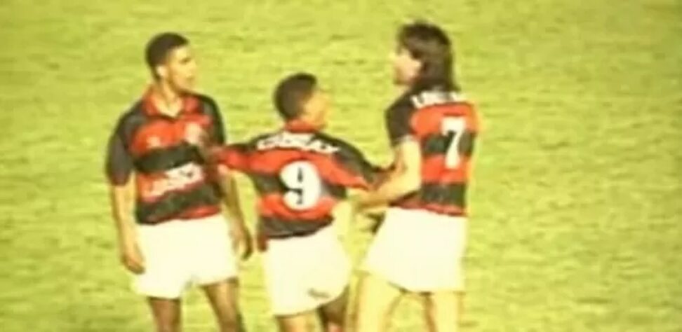 Por conta de uma virada contra o Flamengo no clássico contra o Fluminense, Renato Gaúcho discutiu com Djalminha, que não gostou e partiu para a agressão.