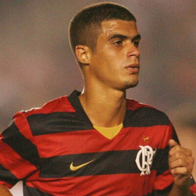 O lateral esquerdo conseguiu o feito de conquistar a Copa do Brasil com três equipes diferentes: Flamengo (2006), Palmeiras (2015) e Cruzeiro (2018).