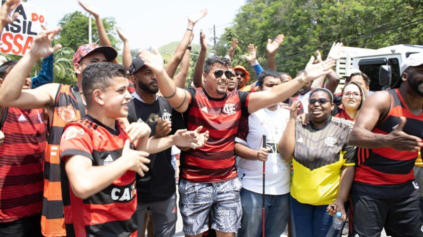 Torcedores puxam o grito nos arredores do Ninho do Urubu