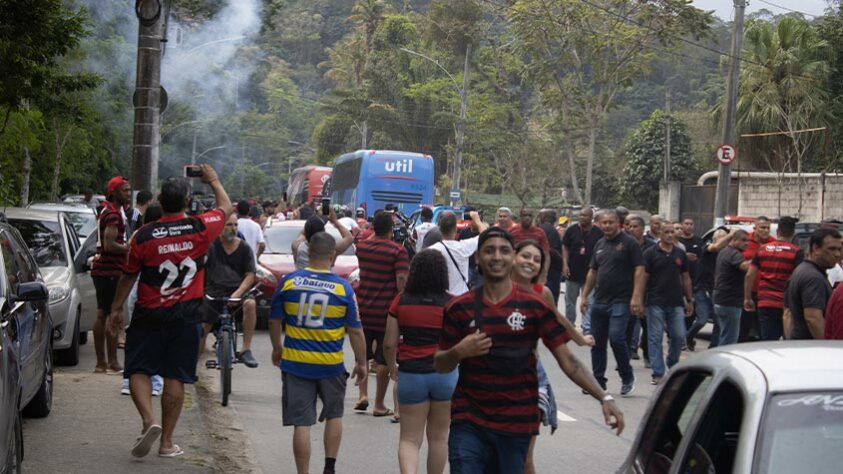 O comboio se dispersa da festa e segue viagem para o aeroporto