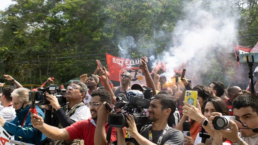 Mais de 100 torcedores estiveram presentes nas dependências do CT