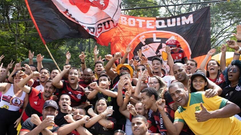 A torcida do Flamengo organizou mobilização na porta do Ninho do Urubu, nesta terça-feira. O objetivo do encontro era mostrar apoio à delegação antes do embarque para São Paulo, rumo à final da Copa do Brasil. O LANCE! esteve no local e fotografou a festa de perto. 
