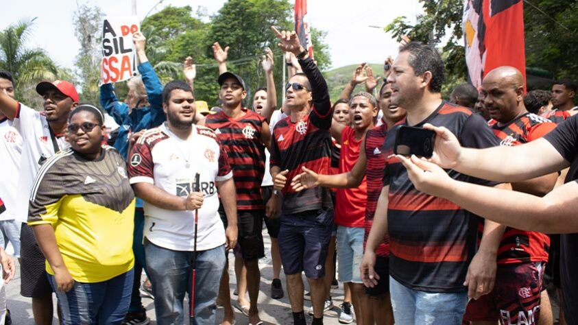 A torcida reunida nas dependências do Ninho do Urubu