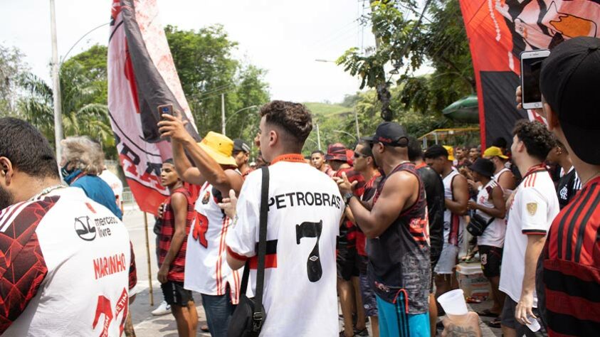 Teve bandeira, cartazes e sinalizadores