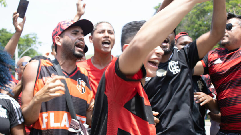 Camisas dos mais diferentes modelos. É a festa da Nação no Ninho