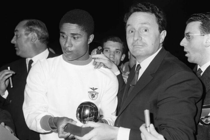 Principal jogador português antes de Cristiano Ronaldo, o atacante marcou 471 gols com a camisa do Benfica e atuou entre 1957 e 1978. Faleceu em 2014, aos 71 anos.