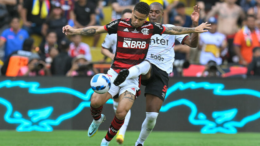 O jogo seguiu com as duas equipes criando chances, mas com pouca efetividade na hora da finalização.