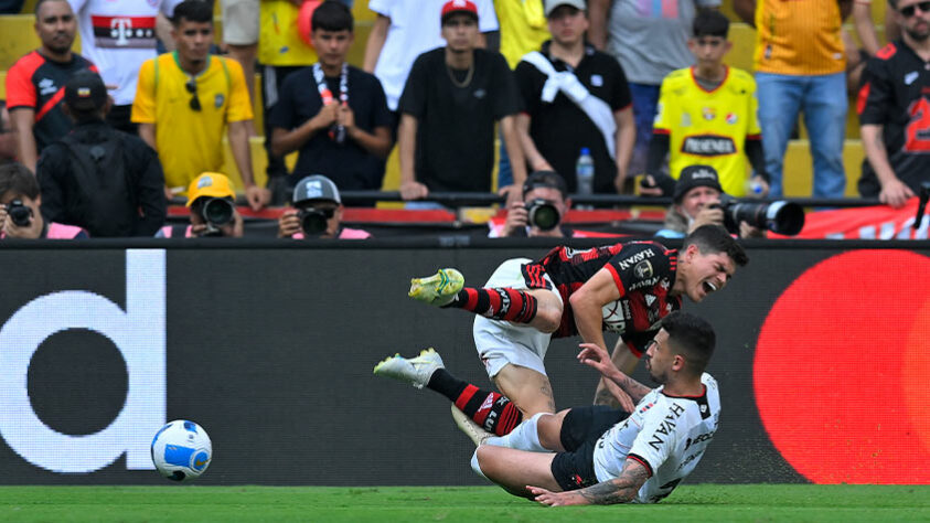 Aos 42 minutos da primeira etapa, um lance crucial para a partida: Pedro Henrique comete falta em Ayrton Lucas, recebe o segundo cartão amarelo e é expulso da decisão. 