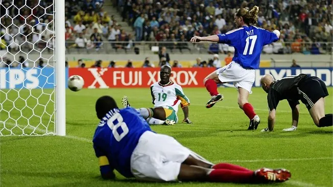 Copa do Mundo de 2002 (Japão e Coréia do Sul) - Líder do ranking da FIFA: França - Eliminação na fase de grupos