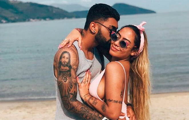 Gabigol e Rafaella Santos - Com retornos e separações, o atacante do Flamengo e a irmã do Neymar a atual situação entre os dois é uma incógnita. Em 2022, algumas reatadas e términos aconteceram.