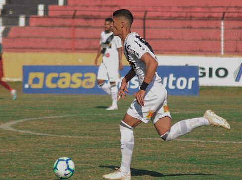 O zagueiro carioca tem passagens por América Mineiro e Brasil de Pelotas antes de chegar ao futebol ucraniano por empréstimo. Seu 'passe' pertence ao Inter de Minas