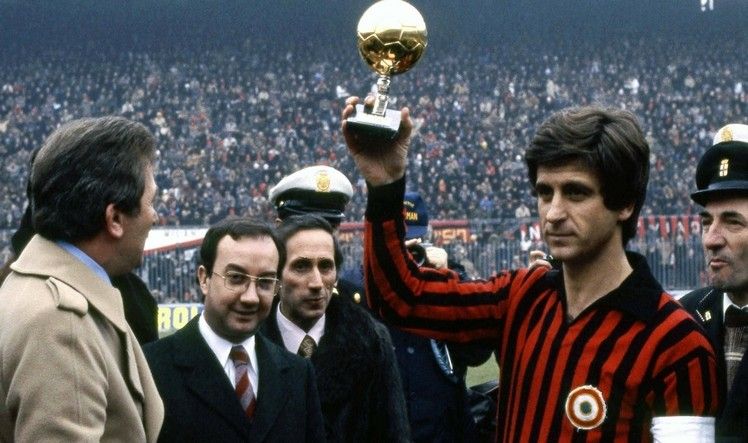 1970 - Bola de Ouro: Gianni Rivera (Itália) / O craque italiano disputava posição com Mazzola na Copa do México. O comandante da Azzurra, Feruccio Valcareggi, fazia um rodízio: cada jogador participava de um tempo. Geralmente, Mazzola iniciava os jogos e Rivera jogava a segunda etapa. Dessa forma, a Itália chegou à final do mundial, mas não foram páreo para uma das maiores seleções de todos os tempos: 4x1 para o Brasil, fora o baile. 