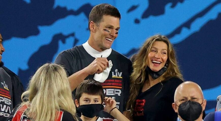 No final de outubro, Gisele e Tom optaram por terminar o relacionamento após 13 anos de casado. A causa motivadora para o rompimento teria sido a desistência da aposentadoria do jogador de futebol americano.