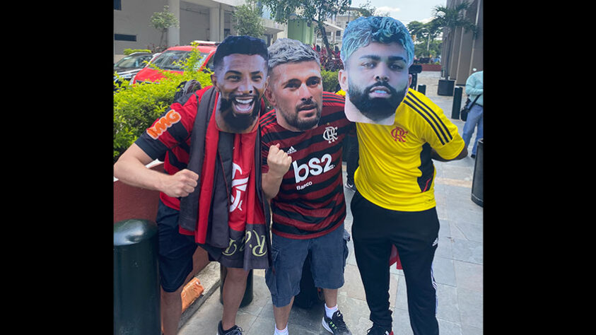 Torcedores do Flamengo com máscaras de Rodinei, Arrascaeta e Gabigol em Guayaquil.