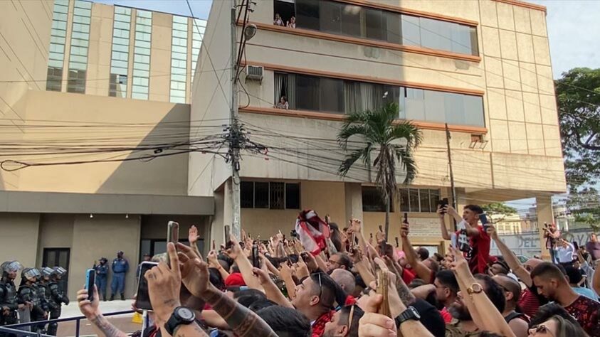 Os rubro-negros do Rio de Janeiro são maioria e chegam em bom número ao Equador. Na foto, a recepção à delegação no hotel em Guayaquil.