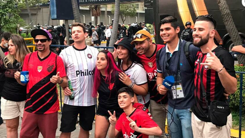 A torcida do Athletico também marcou presença na chegada do Furacão à cidade equatoriana.