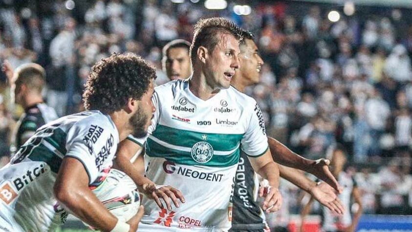 Henrique, 37 anos (zagueiro) - Coritiba 