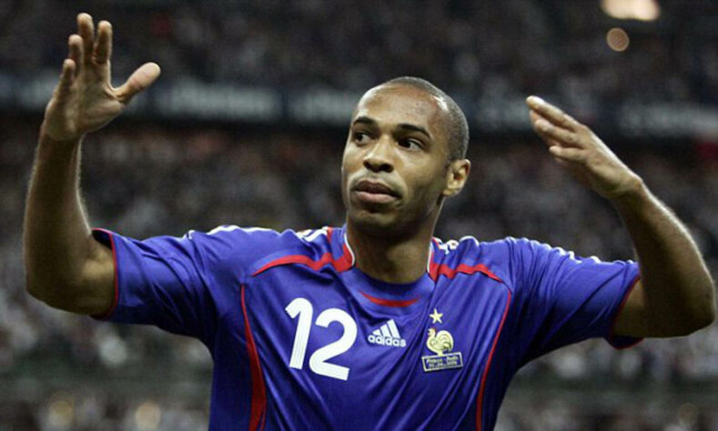 Thierry Henry - Esquentou banco na Copa de 2010 - O jogador não foi titular nos jogos da França naquela edição. Com pouco tempo do astro em campo, os franceses não se classificaram para o mata-mata.