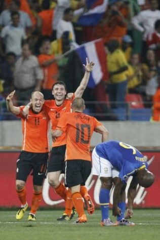 Na única Copa feita em território africano, o Brasil chegou com status de favorito. A Seleção ficou na liderança do grupo G, eliminou o Chile, mas tropeçou diante do carrasco Wesley Sneijder, que forçou um gol contra e marcou de cabeça.
