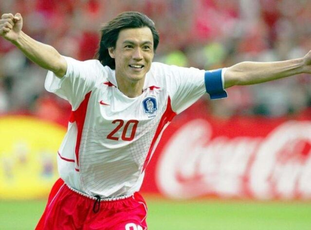 Hong Myuang-Bo (Coreia do Sul): 4 Copas do Mundo (1990, 1994, 1998 e 2002).
