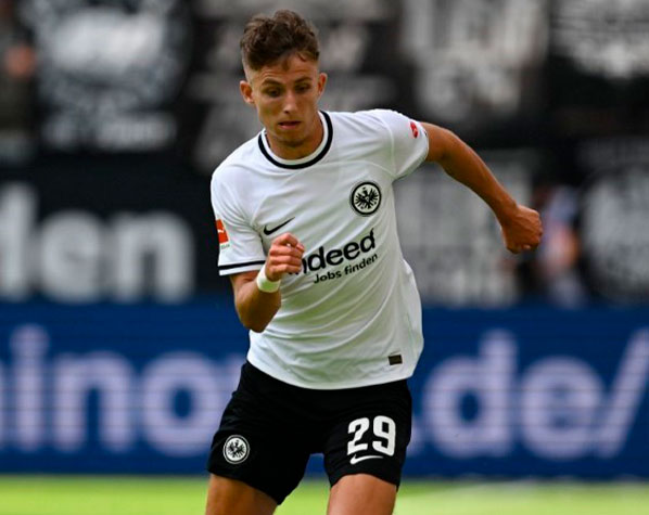 Jesper Lindström (meia - 22 anos): pode ir do Eintracht Frankfurt para o Arsenal / Considerado uma grande promessa dinamarquesa, o jogador do Eintracht Frankfurt foi um dos destaques na campanha do título da Liga Europa. Suas boas atuações chamaram a atenção do Arsenal que, segundo o jornal alemão "Bild", estaria disposto a desembolsar cerca de 20 milhões de euros pela contratação do jovem.