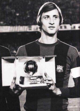 1974 - Bola de Ouro: Johan Cruyff (Holanda) / O eterno camisa 14 chocou o mundo ao lado de seus companheiros no torneio de 74. Com muita movimentação, trocas de posição e pressão constante na bola, a 'Laranja Mecânica' não era apenas um 'tico-tico no fubá', como definiu Zagallo durante a Copa. Mesmo assim, toda essa inovação não foi suficiente para vencer a tradição dos donos da casa na final. A Alemanha faturava ali o seu segundo título mundial.