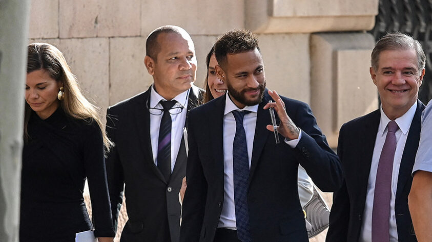 Neymar, Neymar Pai, Nadine Santos (mãe de Neymar), Sandro Rosell (ex-presidente do Barcelona, preso em 2017, acusado por lavagem de dinheiro e absolvido em setembro) e Josep Maria Bartomeu (preso em 2021 e solto após um dia em processo que investigava a contratação de empresas de desinformação em massa) são réus no processo. 