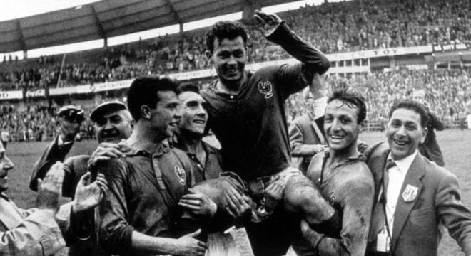 JUST FONTAINE - O francês disputou apenas a Copa do Mundo de 1958. O atacante marcou 13 gols naquele Mundial. Entretanto, a França foi eliminada na semifinal para o Brasil após derrota por 5 a 2.