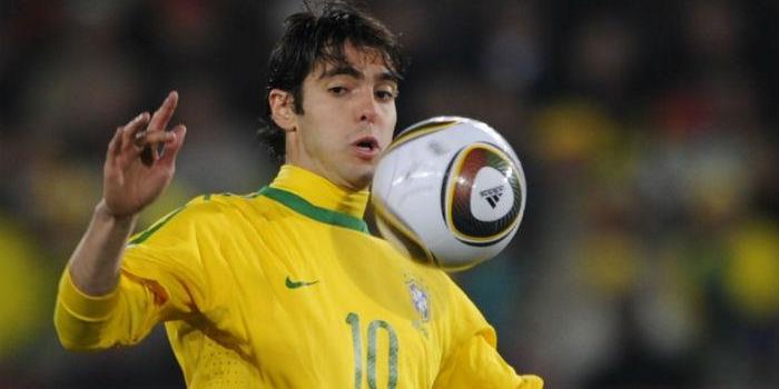 2010 - Kaká rebate Juca Kfouri com religião: durante a preparação para a Copa da África do Sul, o jornalista Juca Kfouri publicou em sua coluna na 'Folha' que Kaká tinha uma lesão no púbis, que poderia prejudicar a sequência de sua carreira. Em coletiva de imprensa, Kaká decidiu rebater o jornalista através de uma resposta a André Kfouri, filho de Juca e repórter da 'ESPN' durante o torneio. Kaká acusou Juca de perseguição por questões religiosas, alegando que Juca seria ateu e não gostava quando Kaká professava a sua fé durante os jogos. 