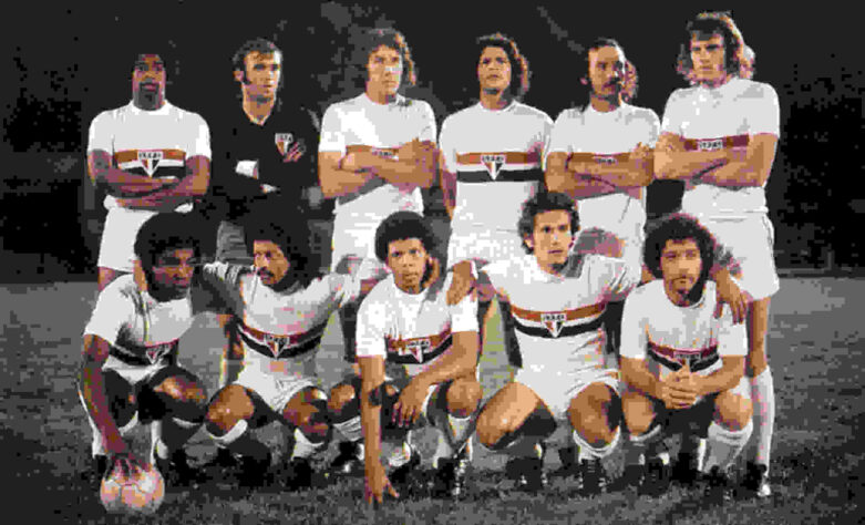 A estreia são-paulina em finais continentais aconteceu na Copa Libertadores de 1974. Contra o Independiente, da Argentina, o Tricolor venceu por 2 a 1 o primeiro jogo, no Pacaembu. Perdeu por 2 a 0 em Avellaneda o segundo. E a decisão foi para um terceiro duelo em Santiago, no Chile, onde os brasileiros perderam por 1 a 0.