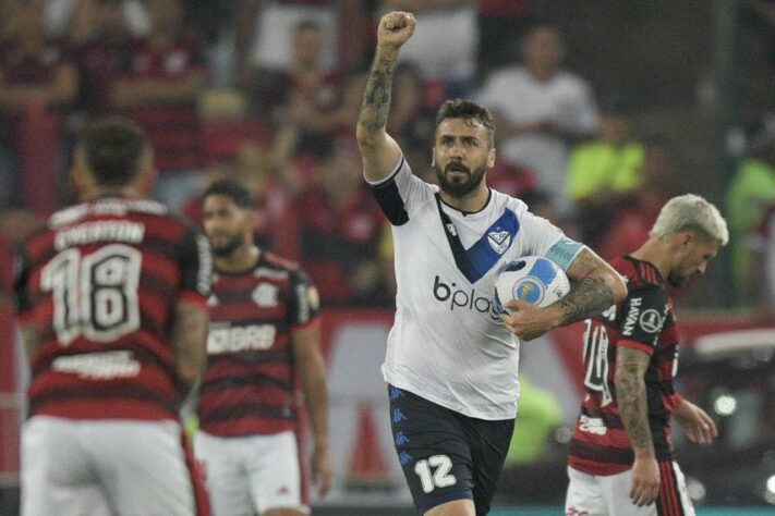 ÚLTIMO SUSPIRO DO VÉLEZ - Lucas Pratto consegue abrir o placar contra o Flamengo, fomentando uma improvável reação contra a equipe do Rio de Janeiro.