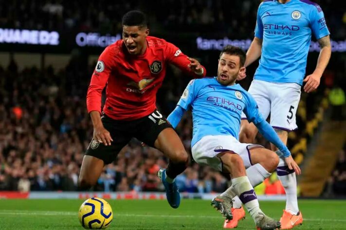 Na temporada 2019/20, o Liverpool liderava o Campeonato Inglês e era perseguido pelo Manchester City. Restando algumas rodadas, o histórico rival dos Reds, o Manchester United, venceu o Manchester City atuando no Etihad Stadium e o Liverpool se isolou na primeira colocação.