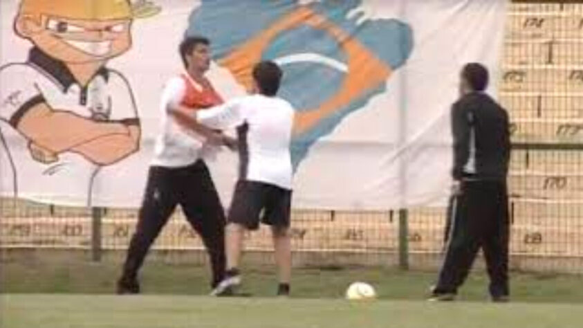 No ano de 2005, Tevez e o zagueiro Marquinhos se envolveram em uma troca de socos no treinamento. Por causa disso, Daniel Passarella, treinador do Timão, encerrou as atividades naquele momento. Marquinhos, que estava se recuperando de lesão, fraturou o nariz na ocasião.