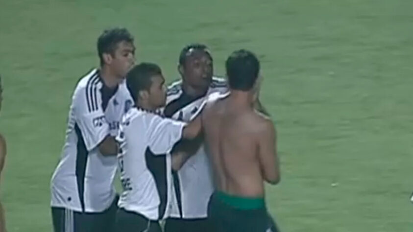 Em 2009, Obina e Maurício discutiram na saída para o intervalo e debateram, de forma agressiva, o gol feito pelo Grêmio. Com direito a tapas e socos, ambos jogadores receberam o cartão vermelho.