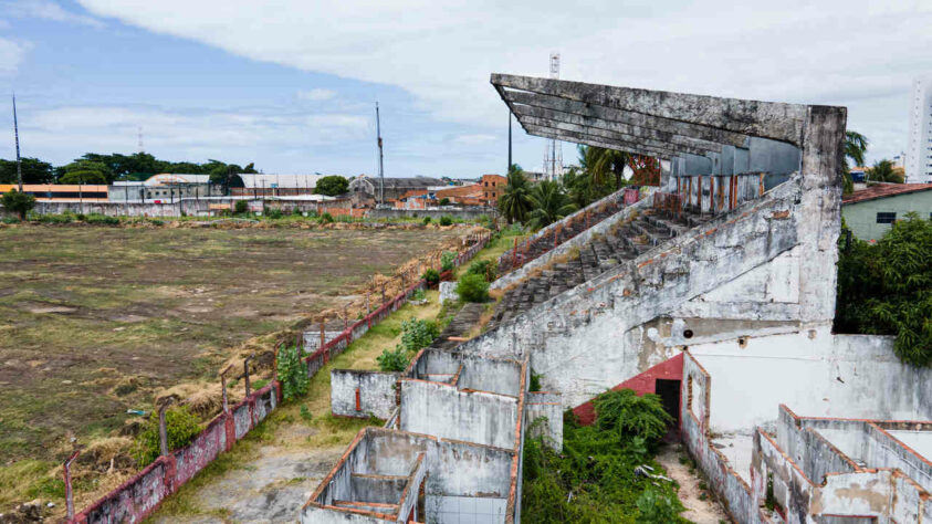 O casal Marlúcia e Amorim, que mora no bairro da Pajuçara há 55 anos, também falou sobre o cenário atual: "Ao contrário de antigamente, hoje o que se vê é um abandono total, com ações de vândalos entrando no terreno, riscando os muros e por aí vai. Até o começo deste ano, nós víamos a presença de seguranças particulares aí. Mas hoje já não tem mais nada. Fica um vazio muito grande.", destacou Amorim.