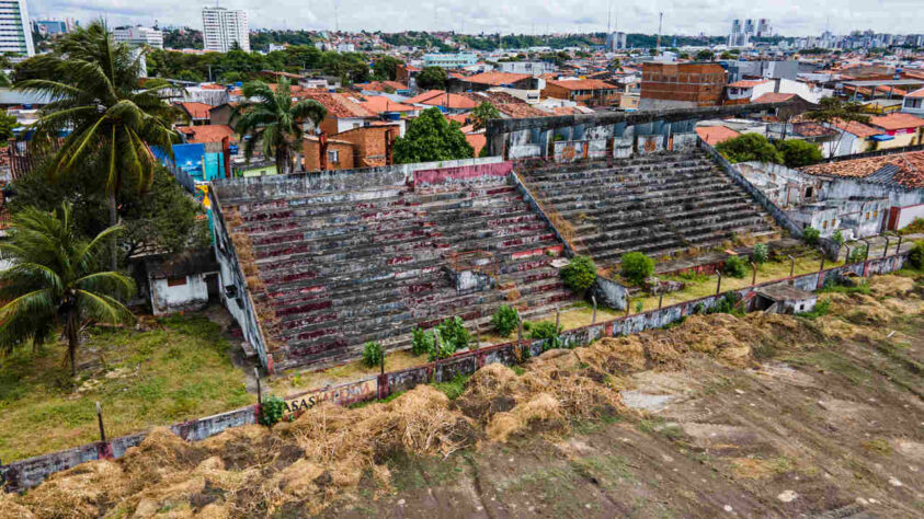 Inaugurado em 2 de maio de 1920, o Estádio Severiano Gomes Filho, mais conhecido como Estádio da Pajuçara, agoniza desde 2014. Localizado em Maceió (AL), o antigo lar do CRB foi vendido há oito anos para o pagamento de dívidas do clube. Uma rede de supermercados comprou o estádio, mas até hoje não deu destino para o local. A reportagem do LANCE! esteve nas ruínas do estádio e presenciou os efeitos da ação do tempo. Veja as fotos nesta galeria!