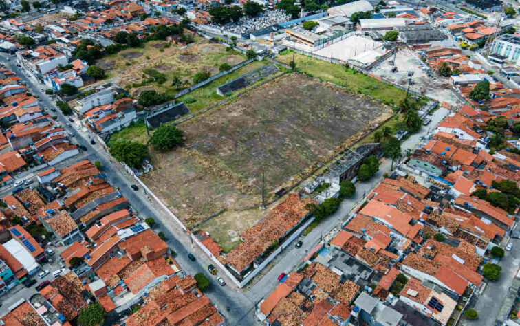 O estádio fica em uma área nobre da cidade de Maceió, bem perto da Praia da Pajuçara.