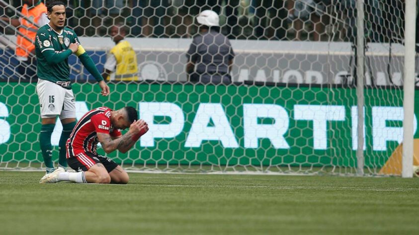 Foi um São Paulo que pode deixar seu torcedor orgulhoso. Contra o temido Palmeiras, o Tricolor soube impor seu jogo. De forma dominante no começo e depois, mesmo com dois a menos, após as expulsões de Ferraresi e Lucas Beraldo, na parte defensiva. Felipe Alves sai como herói após boas aparições e a defesa do pênalti de Gustavo Scarpa. Eis as notas (por Rafael Ribeiro)