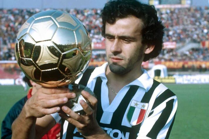 Em 1987, Platini, um dos grandes craques da história do futebol, se aposentou aos 32 anos de idade. Uma particularidade desse acontecimento foi que ele tomou essa decisão ainda com contrato válido com a Juventus. 