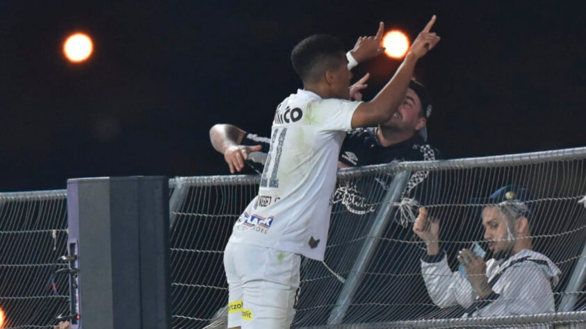 O Santos jogou mal no primeiro tempo, mas voltou melhor na segunda etapa, marcou dois gols em contra-ataques, e venceu o Red Bull Bragantino por 2 a 0, na noite desta segunda-feira, fora de casa. Com o resultado a equipe subiu para a 11ª colocação do Brasileirão. Veja as notas do Peixe e os destaques do RBB. (por Diário do Peixe)