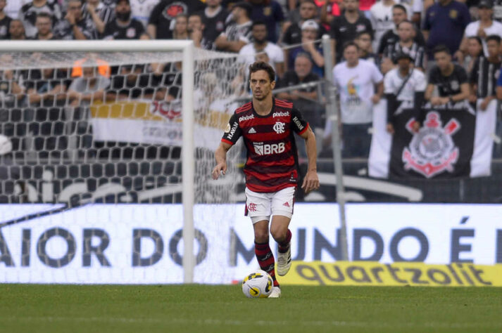 ESQUENTOU - Rodrigo Caio segue na mira do Cruzeiro para reforçar a equipe nesta janela. A proposta por produtividade oferecida pela Raposa não agradou ao defensor, mas o clube mineiro segue conversando com o Flamengo em busca de um acordo. Vale destacar que o contrato de Rodrigo Caio com o Rubro-Negro se encerra no fim do ano, o que possibilita ao jogador a possibilidade de assinar um pré-contrato com qualquer equipe a partir do dia 1 de julho. 