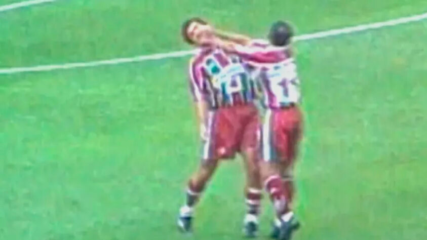 Em partida do Fluminense, Romário ficou furioso com o erro do companheiro de equipe Andrei e atravessou o gramado para acertar um tapa na cara do zagueiro.