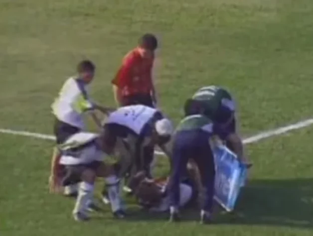 Durante um jogo do Palmeiras contra o América-MG, Ruy quando estava caído no gramado, enquanto a partida estava empatada. Wellington Paulo, ao pensar que o companheiro estava fazendo cera, deu tapa no rosto do jogador e foi expulso pelo árbitro da partida.