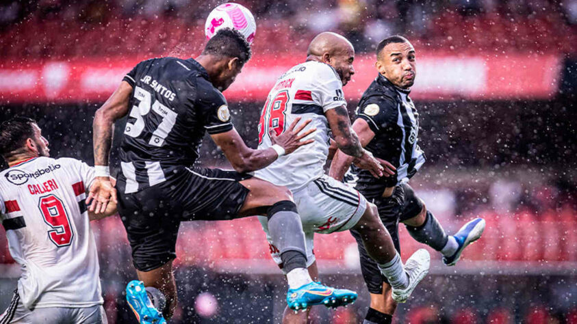 Pela 31ª rodada do Campeonato Brasileiro, o São Paulo foi derrotado por 1 a 0 pelo Botafogo, com gol de Tiquinho Soares. A chuva que caiu no Morumbi encharcou o gramado e dificultou a qualidade do espetáculo oferecido pelos jogadores. Veja as notas dos jogadores do Tricolor (feito por Gabriel Teles)