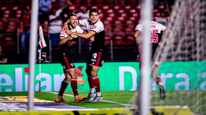 Em busca do tão sonhado G8 e da vaga na Copa Libertadores, o São Paulo venceu o Coritiba por 3 a 1 no estádio do Morumbi, na noite desta quinta-feira (20). Com dois gols de Calleri e um de Luciano, o Tricolor paulista agora encosta nos oito primeiros colocados, com 44 pontos na tabela. Pelo lado do Coxa, Matheus Cadorini balançou as redes, mas a equipe não conseguiu reverter o placar e segue sem vencer fora de casa pelo Campeonato Brasileiro. Veja as atuações individuais dos jogadores! (Por Izabella Giannola)