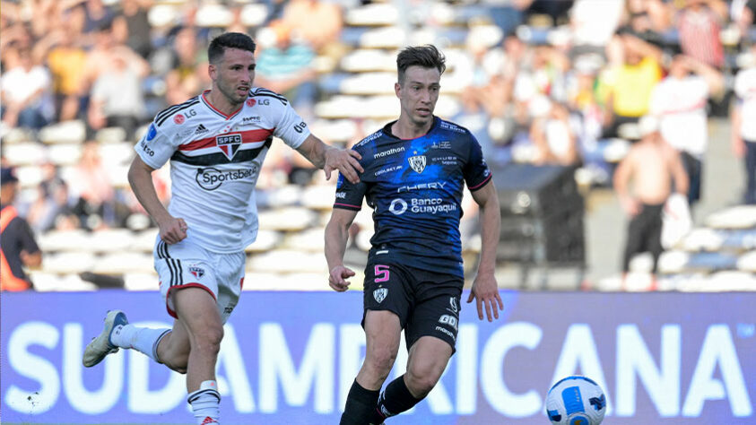 Tinha tudo para ser um dia de glórias, mas não funcionou. O São Paulo foi derrotado por 2 a 0 pelo Independiente Del Valle em Córdoba, na Argentina, e deu adeus para a tão sonhada taça da Copa Sul-Americana. Assim, mais um ano para a conta do jejum mantido há dez anos. Neste sábado (1), nem grandes nomes do elenco de Rogério Ceni se salvaram. Grandes falhas na defesa, chances desperdiçadas por Calleri e Diego Costa... Agora, o foco retorna para o Campeonato Brasileiro - em busca de cavar, pelo menos, a vaga na Libertadores. Veja a atuação individual dos jogadores. (Por Izabella Giannola)